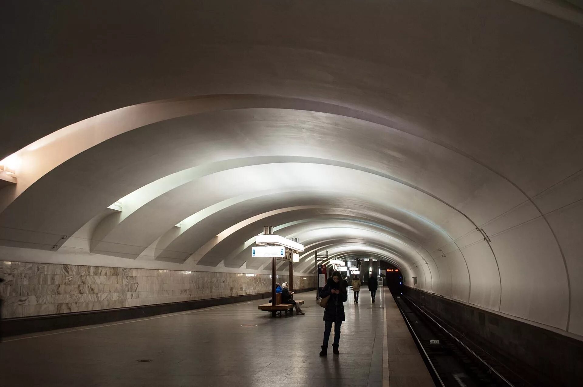 Москва станция метро строгино. Строгино (станция метро, Арбатско-Покровская линия). Станция Строгино. Станция метро Строгино платформа. Станция Крылатское 1989.