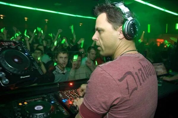 Диджей глобал такси. Markus schulz winston. markus schulz wife. гифка глобал диджей. певица группы глобал диджей фото.
