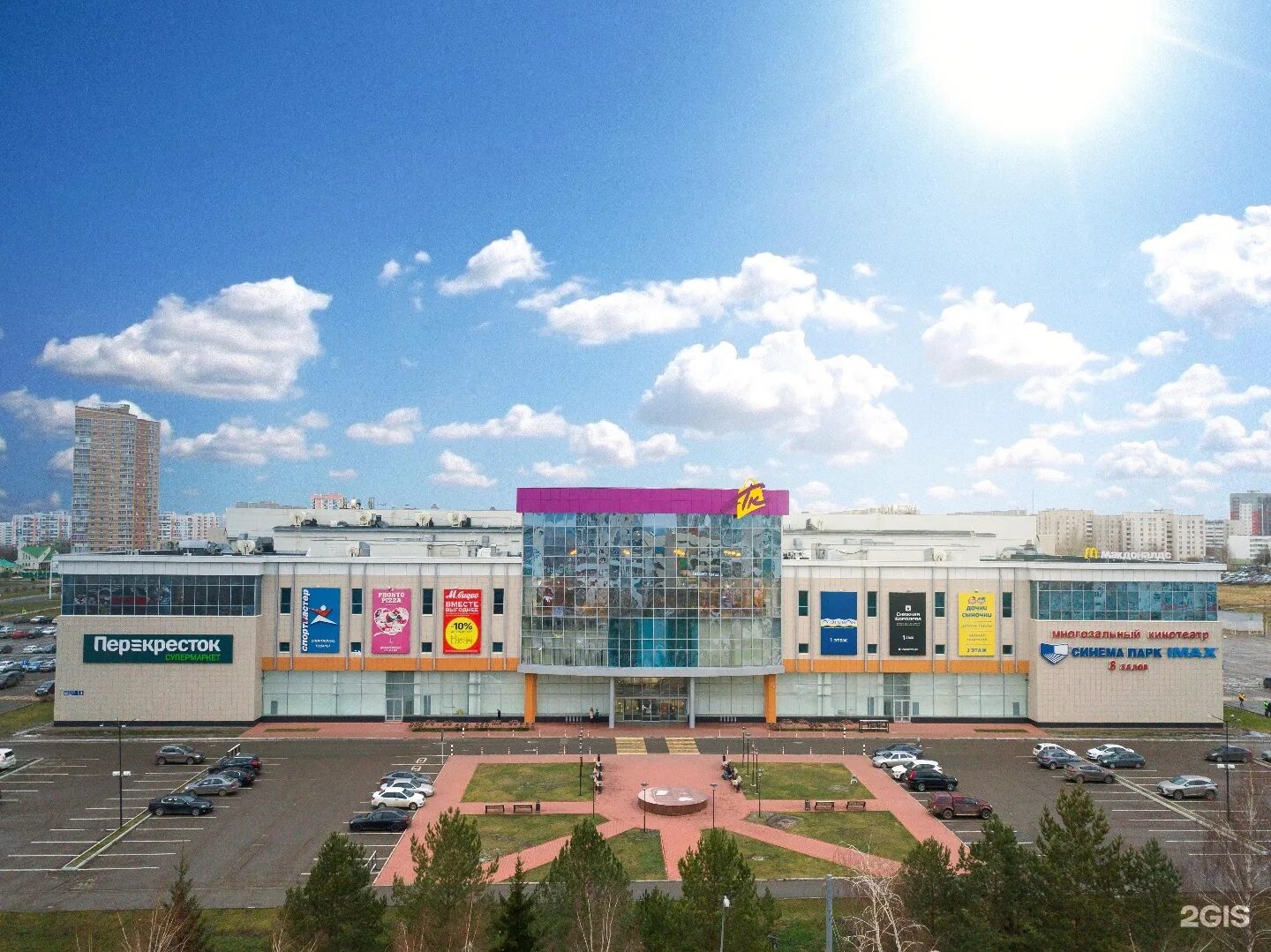 Торговый центр на набережной. Торговый центр на набережной