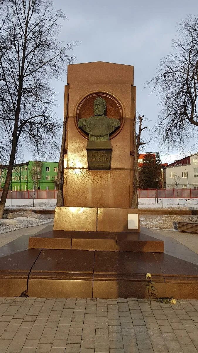 Тула памятник москвичу. Постамент для автомобиля. В еманжелинске. Памятник предмету. Тульский городовой.