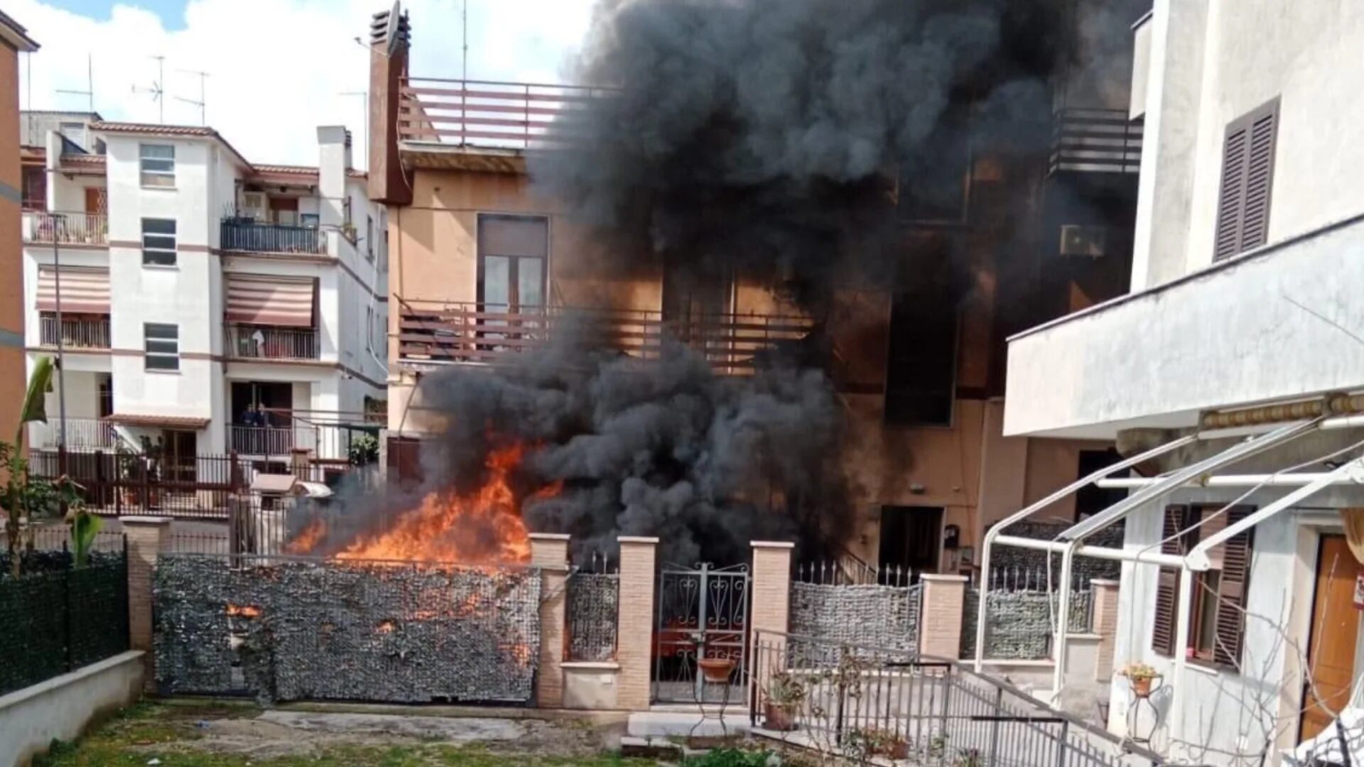 Модель разбилась в италии. Пожар. Дом после пожара. Пожар в доме. Пожарный после пожара.