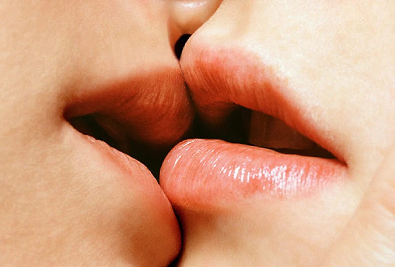 Целуется слюной. Целующие губы. Красивый поцелуй в губы. Картинки поцелуя в губы. Поцелуй вблизи.