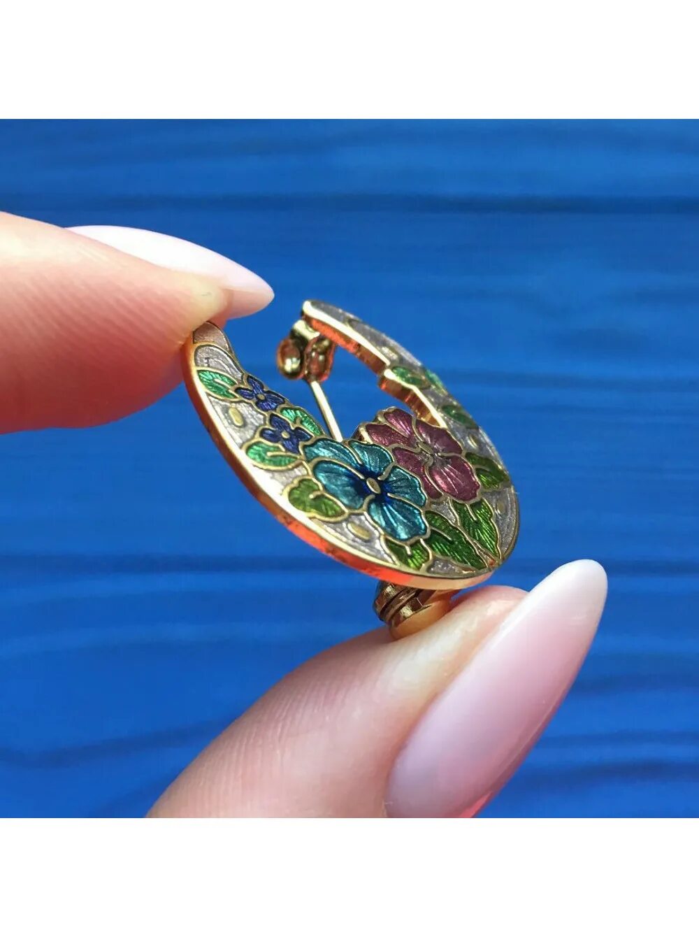 Fish crown. Fish and crown бижутерия. Fish crown. Fish crown украшения. Брошь fish crown красный цветок.