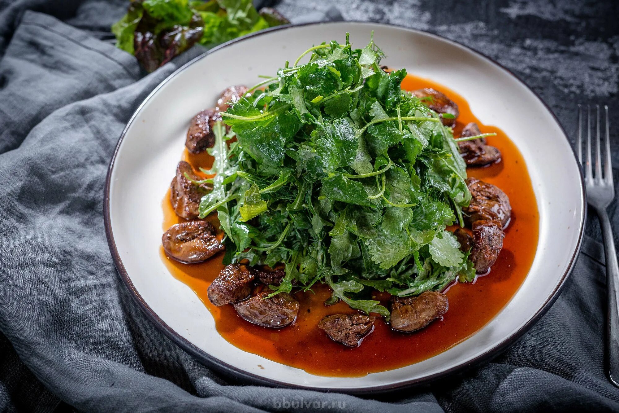 Руккола с куриной печенью. Салат прато с куриной печенью. салат с куриной печенью и рукколой. теплый салат с печенью.