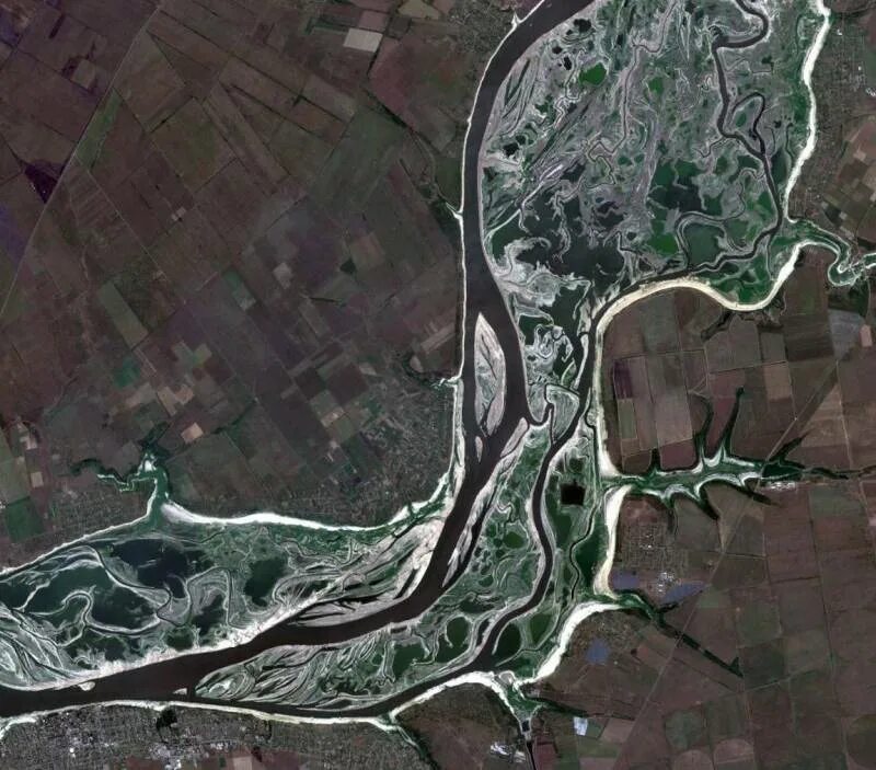 Вода отошла уже на километры". Можно ли восстановить Каховскую ГЭС? Аргументы и 