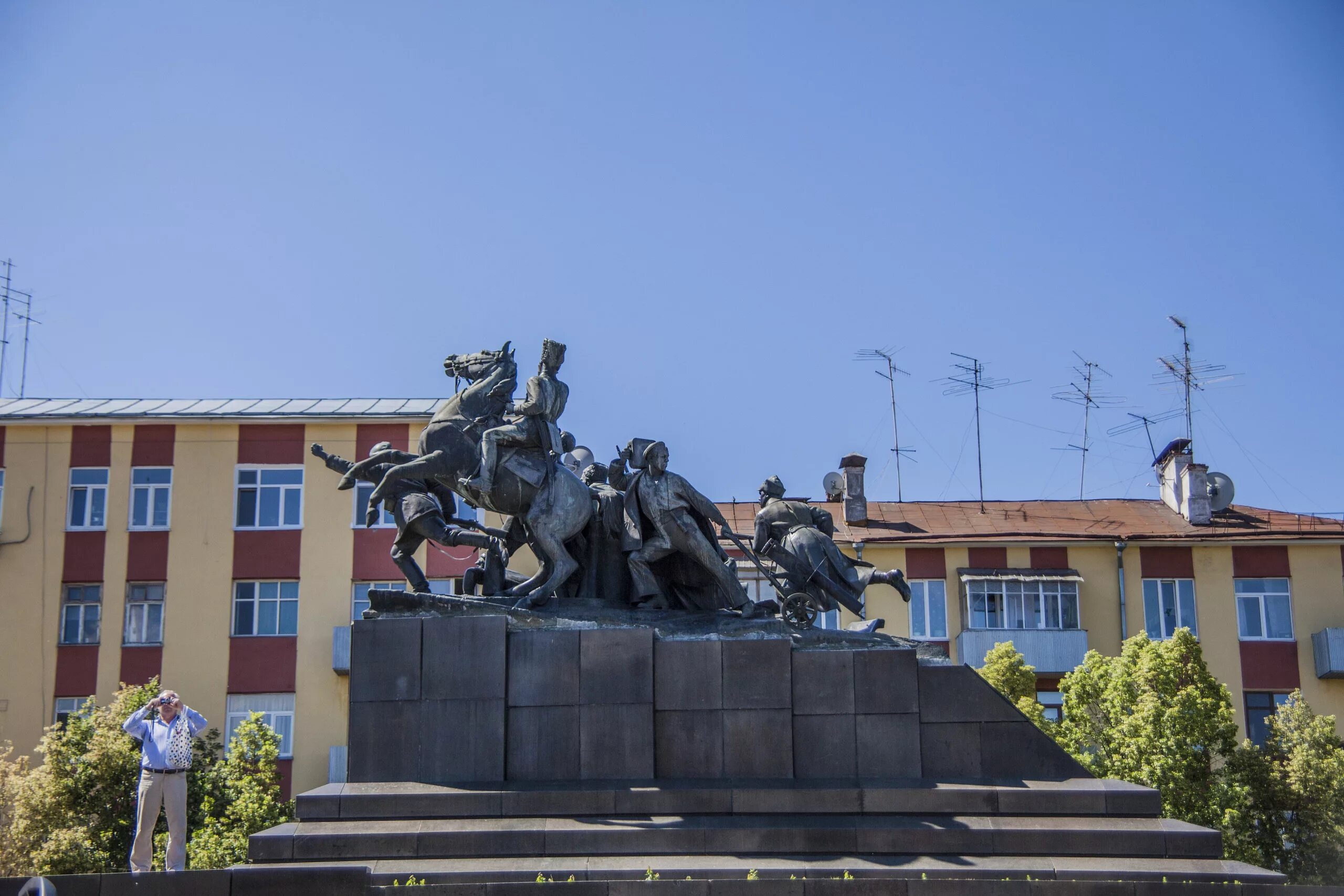 Чапаев самарская область. Памятники культуры Самары Чапаев. Памятник Чапаеву Самара. Самарская статуя Чапаев. Памятник культуры Волжского района Самара.