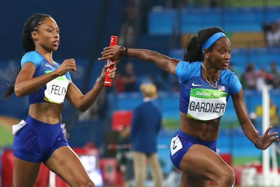 Эстафетный бег 4х400 метров. Передача эстафетной палочки в легкой атлетике. Эстафетный бег в легкой атлетике. Эстафетному бегу. Эстафетный бег в легкой атлетике.