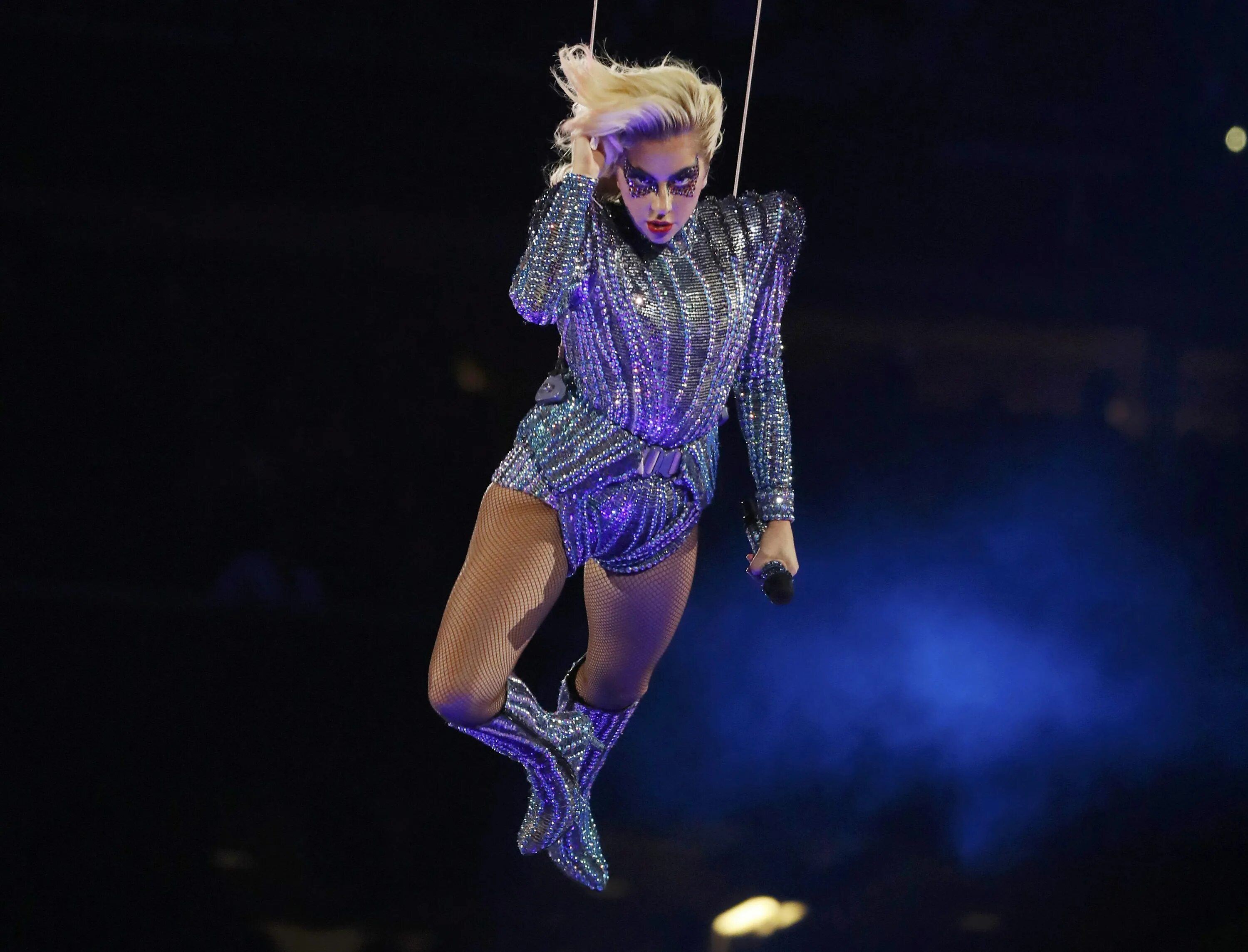 Леди гага 2000-е годы. Lady gaga super bowl. Леди гага супербоул. Гага олимпийские игры. Эпатажная певица.