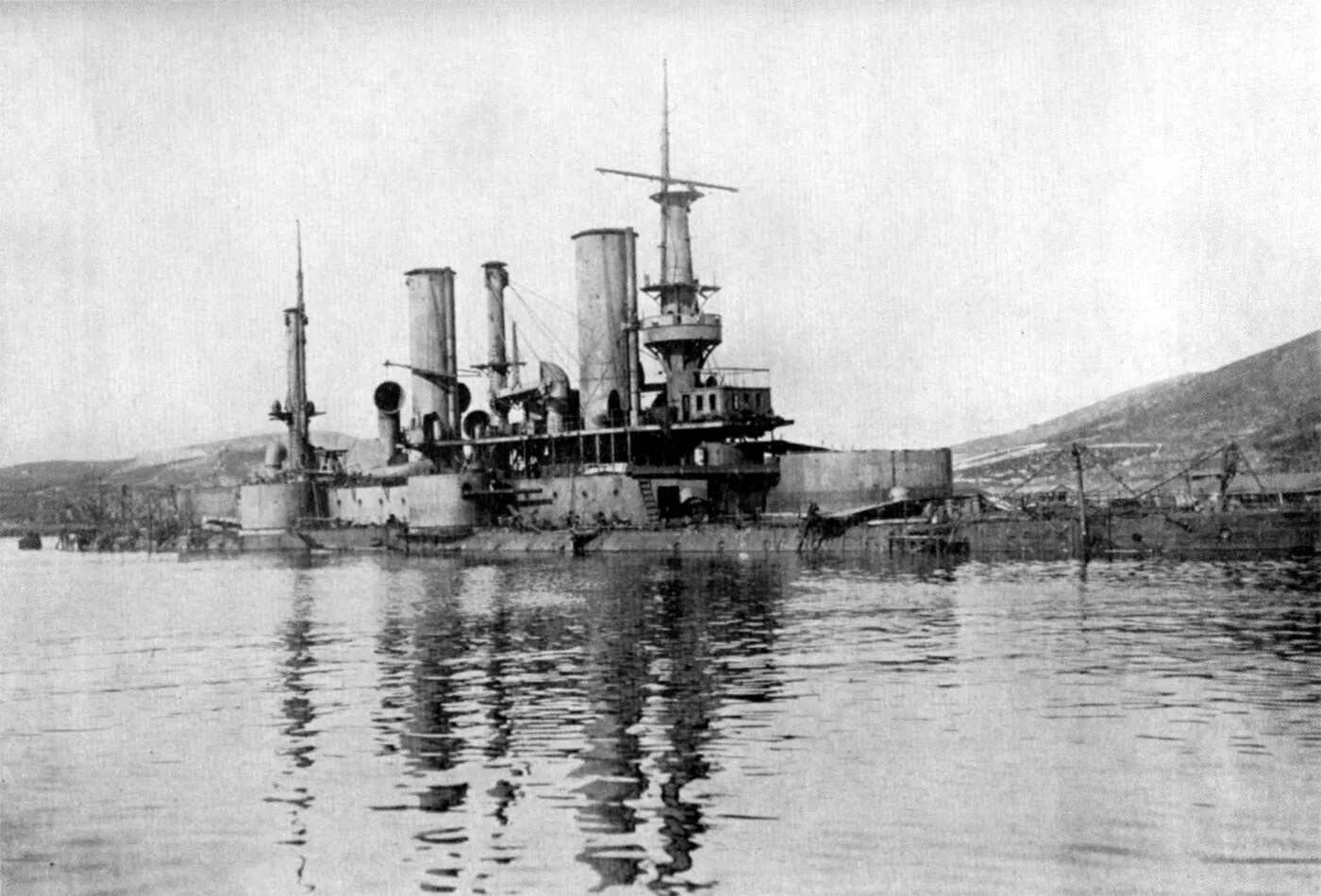 Эскадренный броненосец орел. Бой в желтом море 28 июля 1904. Броненосец микаса 1904 год. Эскадренный броненосец цесаревич. Броненосец севастополь порт артур 1904.