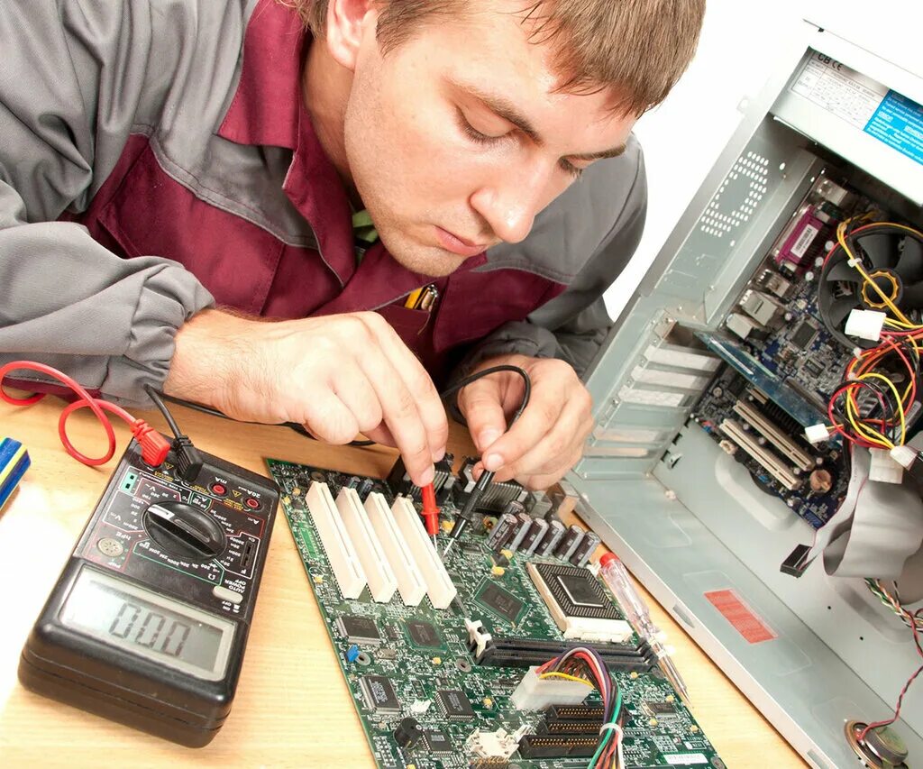 сборка компьютера. человек чинит компьютер. компьютерный мастер. компьютерный мастер. компьютерный мастер воронеж.