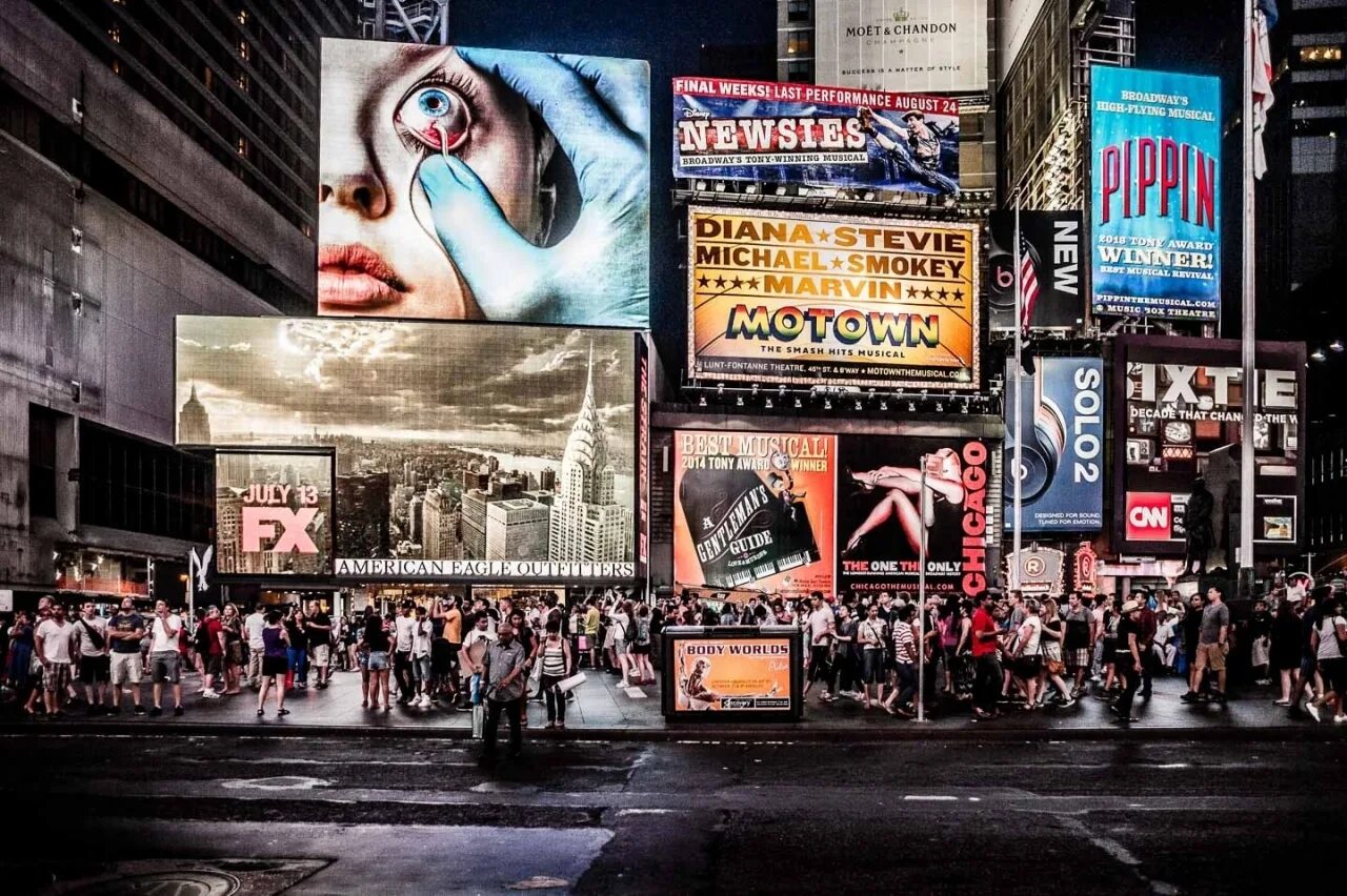 Сайт много рекламы. Нью-Йорк Манхэттен Таймс сквер. Реклама. Рекламное изображение. Современная реклама.