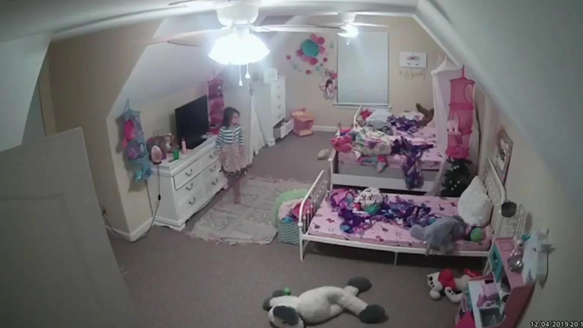 Скрытой камерой в комнате. Hid cam home video. Скрытые съемки женщин. Скрытые камеры в спальные. Hid cam home video.