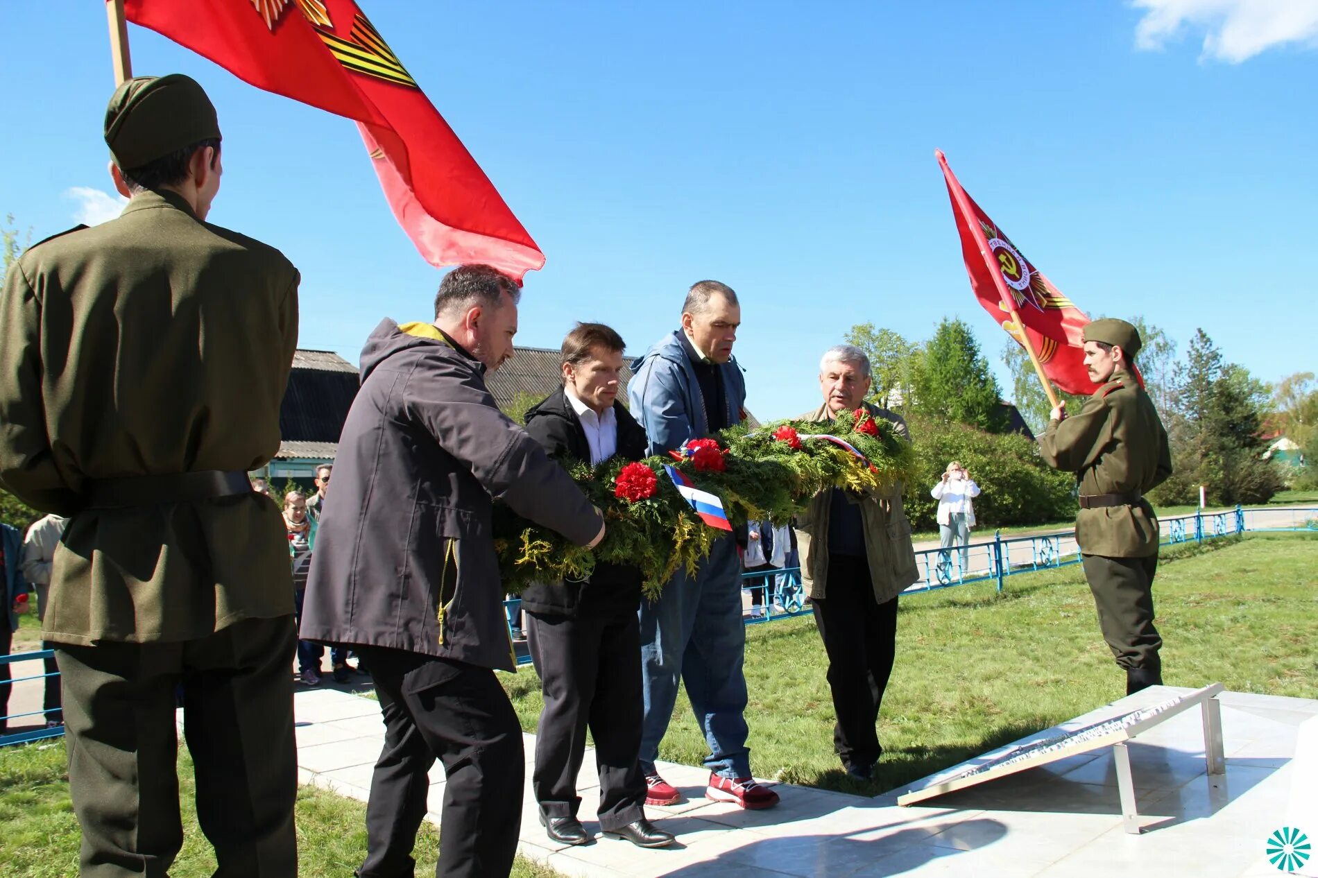 Сценарий митинга на 23 февраля у памятника. Памятники ко Дню Победы. Митинг ко Дню Победы. Памятники ко Дню Победы 9 мая. Митинг 9 мая у памятника.