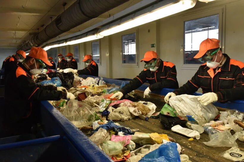 Работа мусорный завод. Мусороперерабатывающий завод удмуртвторресурс. Мусоросортировочный комплекс нева. Работа мусорный завод. Мусороперерабатывающий завод чистый город в волгограде.