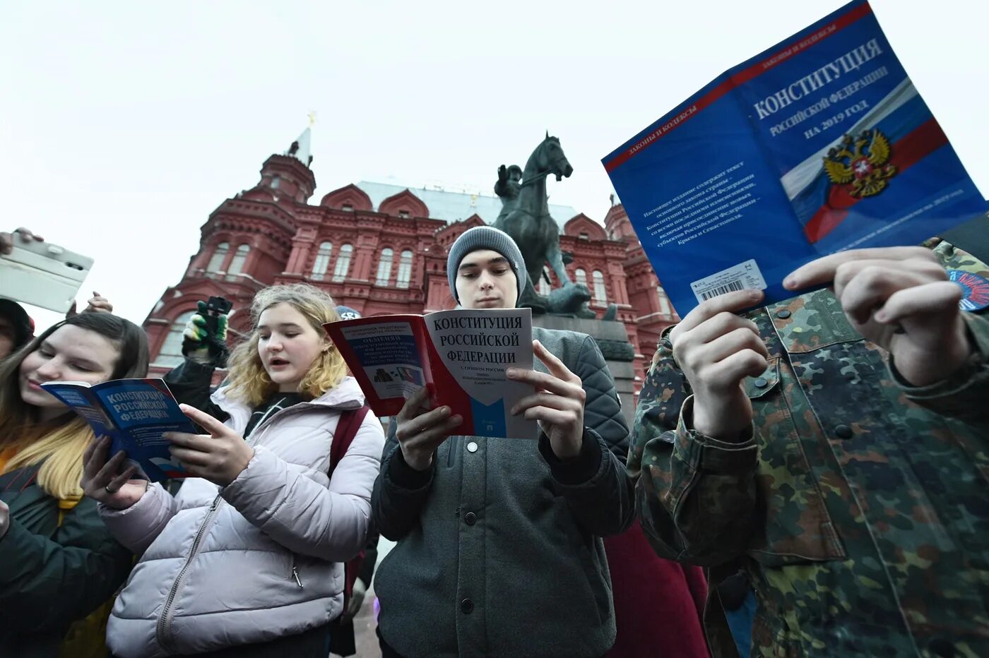 Новости общественного мнения. Человек читает Конституцию. Молодежь голосует. Люди голосуют. Человек и Конституция РФ.