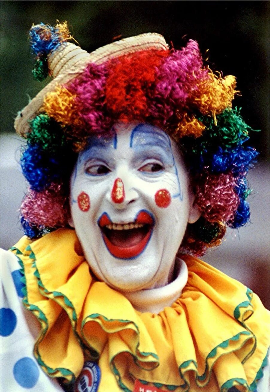 Клоун. Улыбка клоуна. Клоун улыбается. Смешной клоун. Клоуны тихо