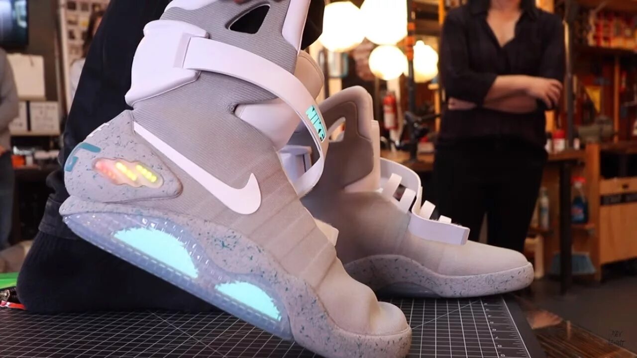 Самозашнуровывающиеся кроссовки Nike. Кроссовки Nike с автошнуровкой. Nike Air mag с автошнуровкой. Кроссовки найк из назад в будущее с автошнуровкой. Большие кроссовки найк