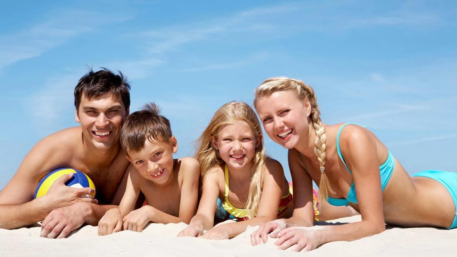 Naturistin com. Семья на пляже. Семья на отдыхе. Семья на море фото. Дети на море загорают.
