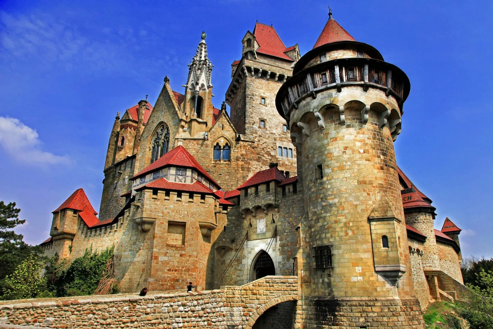 Известный средневековый замок. Замок Кройценштайн. Бавария замок Кройценштайн. Замок Кройценштайн, Вена, Австрия. Замок Кройценштайн часовня.