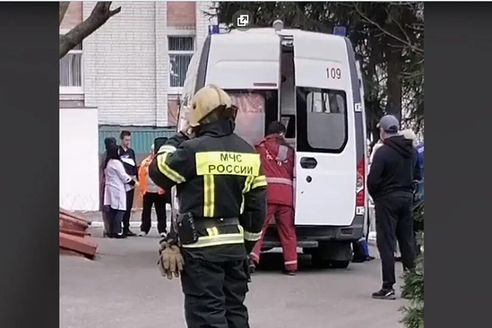 Чп с детьми. Ребёнок упал из окна в школе. Мальчик выпал из окна школы. Ученик 96 школы выпал из окна.