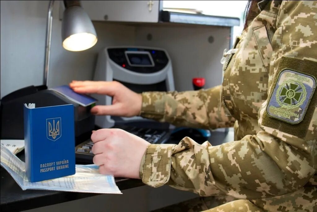Биометрия у пограничников. Сканер паспортов. Выезд с Украины фото.