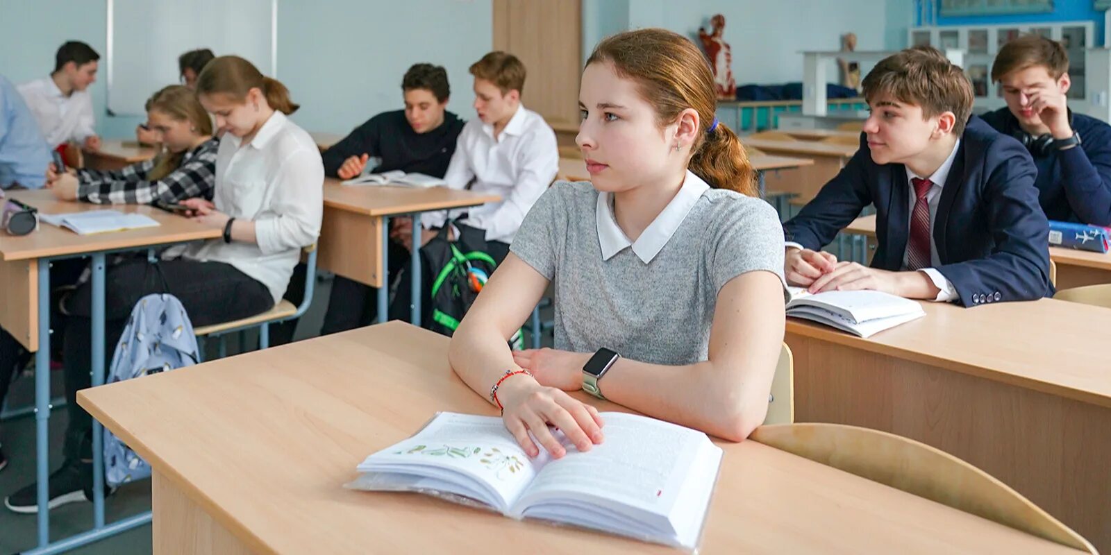 Школа 1538 митино учителя. Урок патриотизма в школе. Вартанян школа 2070. Школьник будущего. Школа москва 1 сентября.