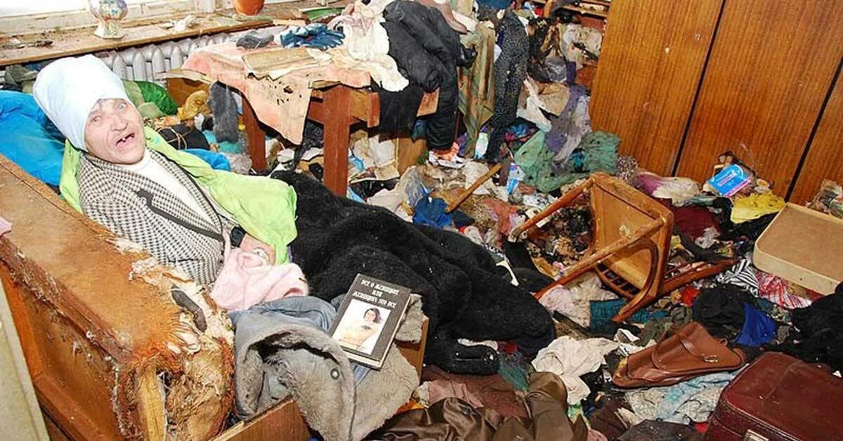 Можно выбрасывать старые вещи на помойку. Синдром накопительства плюшкин. квартира помойка. вещи с помойки. патологическое накопительство.
