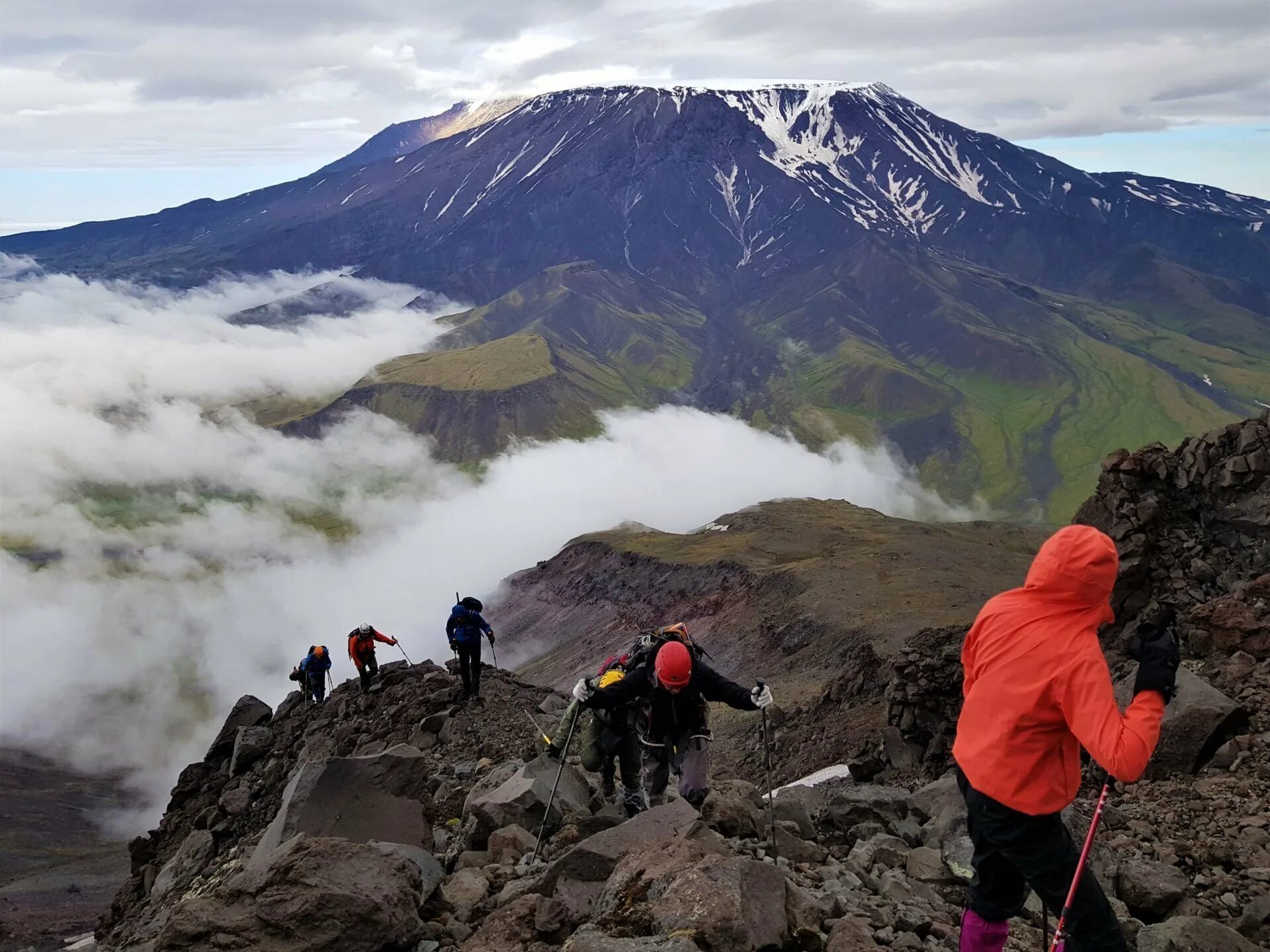 Камчатка подъем на авачинский вулкан. Авачинский перевал камчатка. Авачинский вулкан базовый лагерь. Восхождение на авачинский вулкан камчатка. Вулканы камчатки корякская сопка.