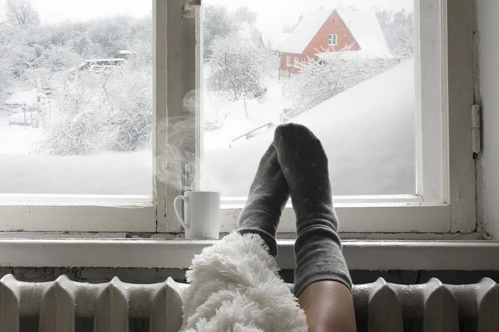 The window please it s cold. Климатические качели. snow outside the window. погодные качели. winter winter you are here.