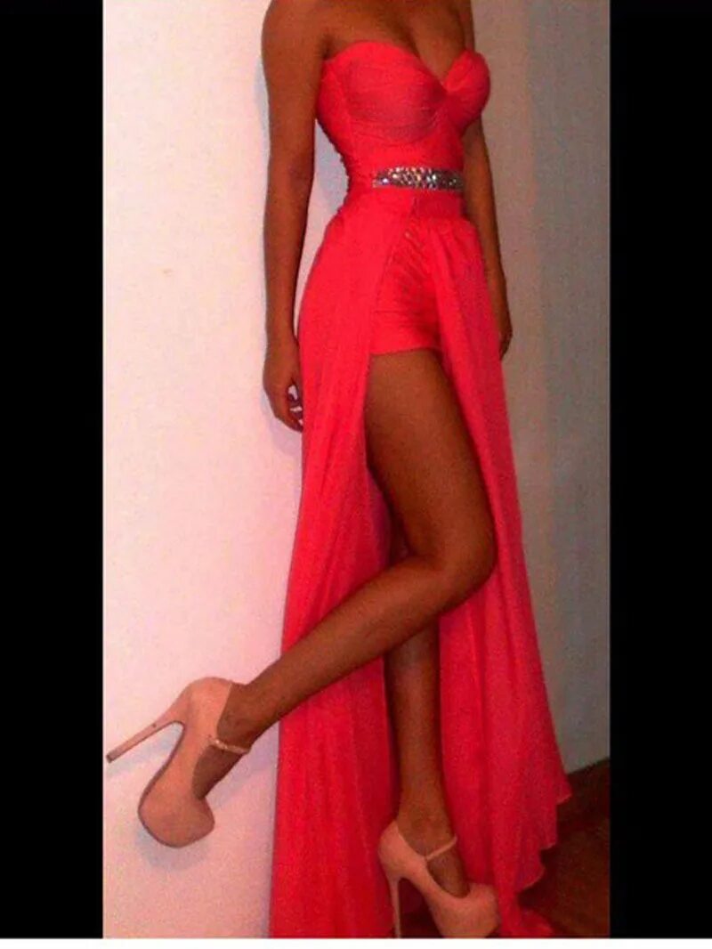 Красивое красное платье. Девушка в роскошном платье. Анна заворотнюк. Анна заворотнюк свадьба. Красивые длинные платья.