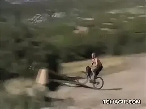 Велосипед съезжает с горки двигаясь. Велосипед gif. велосипедист гифка. приколы на велосипеде гиф.
