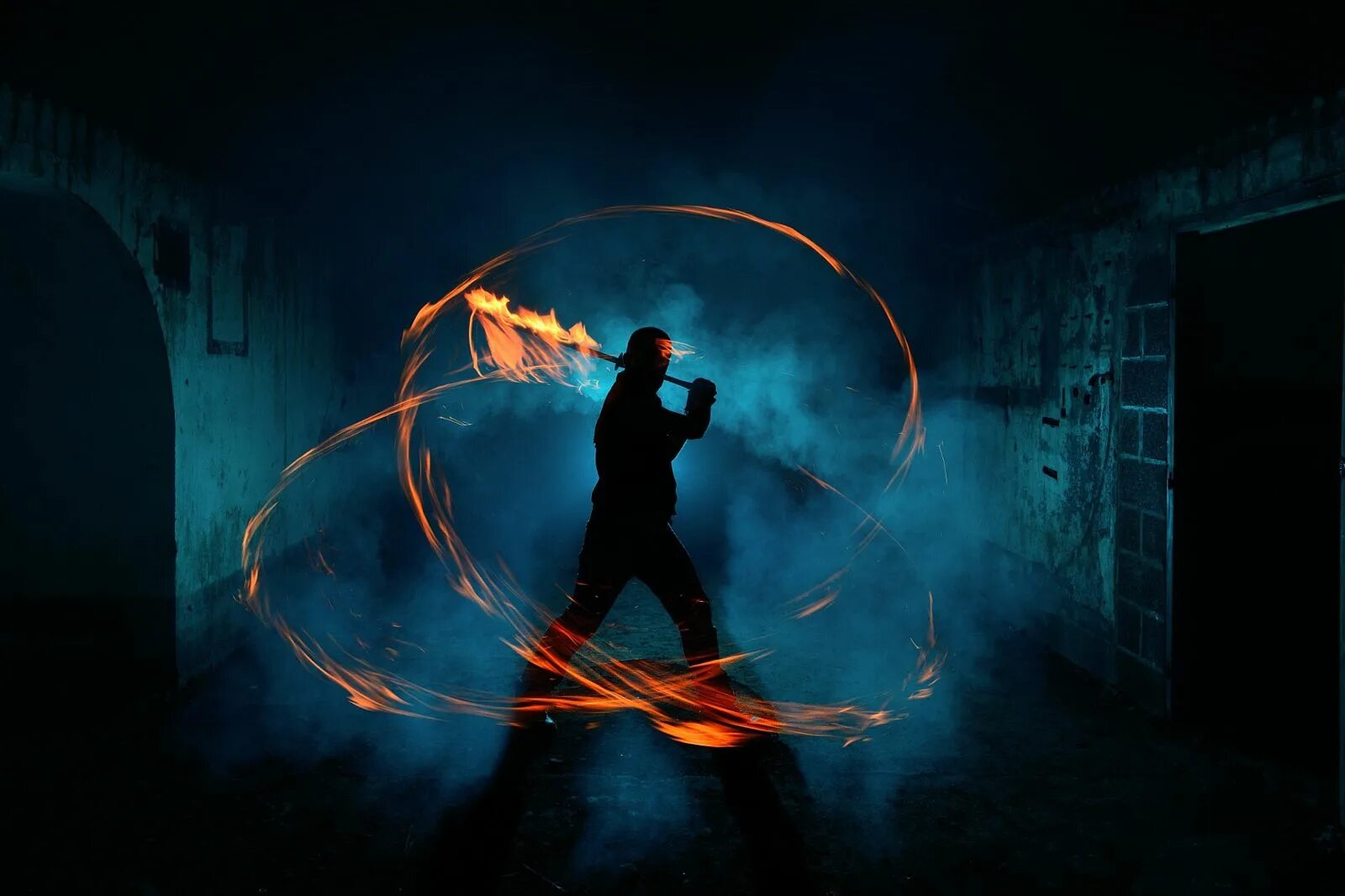 Painting lighting. Light Painting. Light Painting Photography. Bullet time. Man in Epic Light.