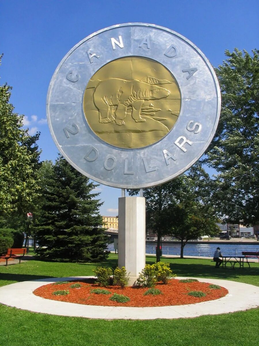 Какие памятники на деньгах. Монета Канада памятник. Памятник деньгам. Памятник доллару. Памятник пятаку.