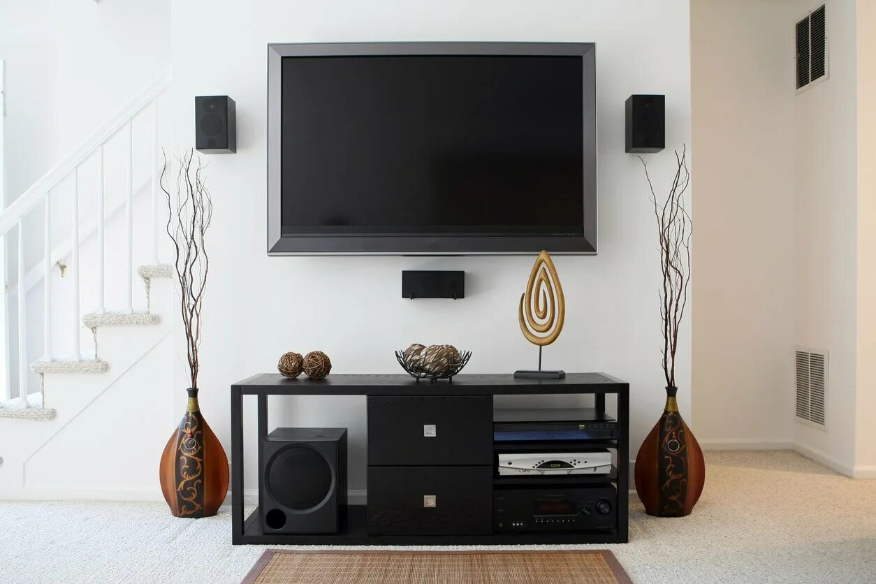 Телевизоры кабельное tv. Телевизор на стене. Телевизор на стене спрятать провода. Декор для проводов от телевизора. Спрятать провода от телевизора на стене.