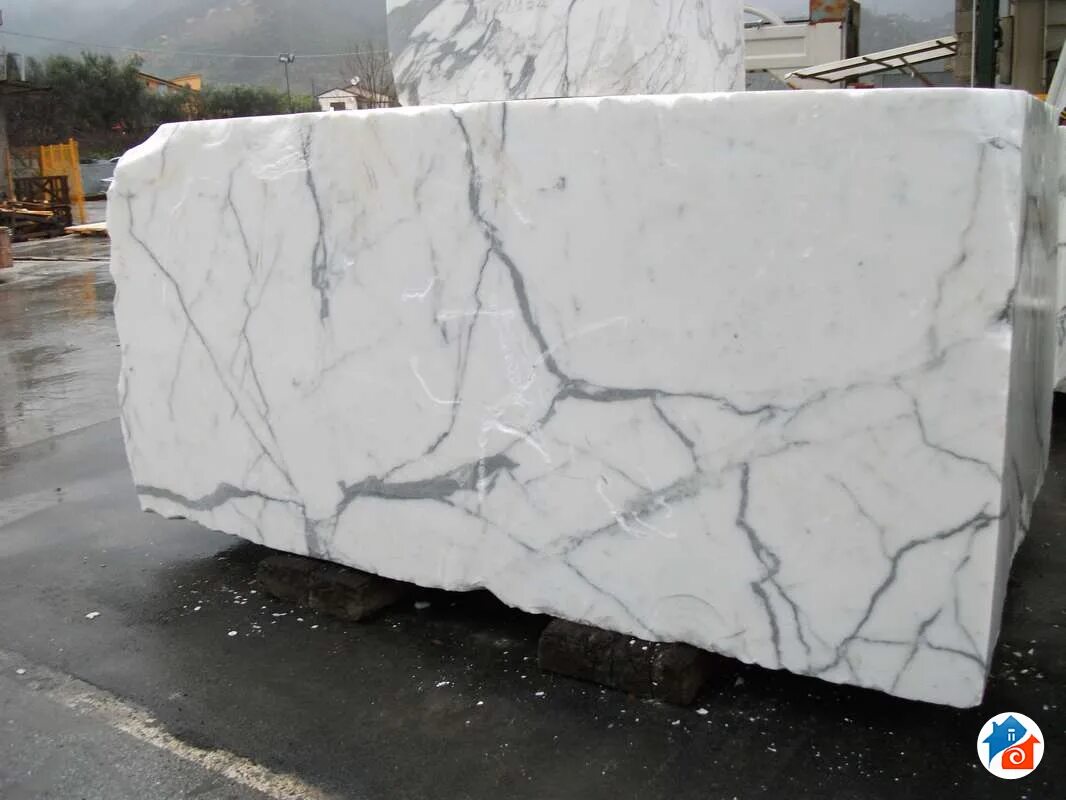 Aurora square marble кофейный стол. коелгинский мрамор. мрамор куб. основание из мрамора квадрат 40х40. мрамор квадрат.