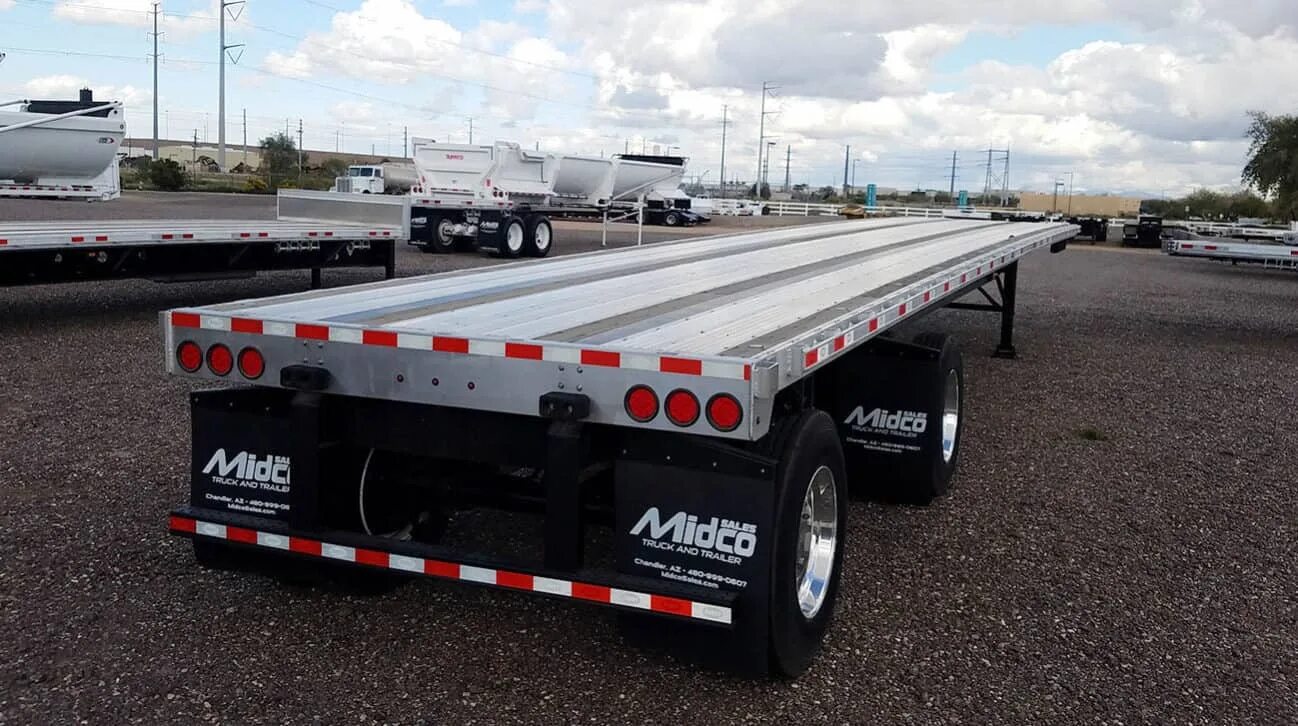 Flatbed trailer. Флэтбэд прицеп американский. Flatbed trailer. Полуприцеп huanda bjq9430tdp. Flatbed trailer.