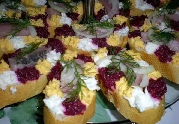 Бутерброды со свеклой яйцом. Бутеры со свеклой и селедкой. Закуска со свеклой и селедкой на хлебе. Бутерброды со свеклой. Бутерброды со свеклой яйцом.