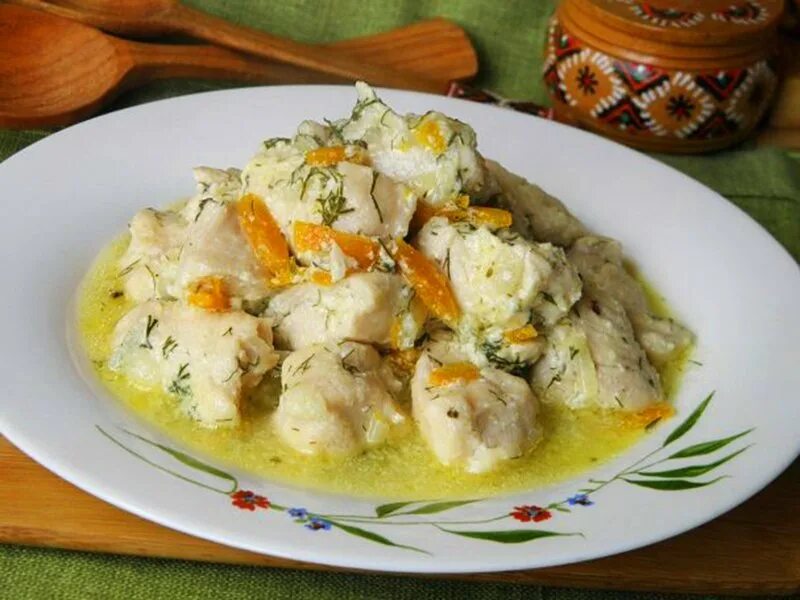 Филе курицы со сливками на сковороде. Курица в сливках на сковороде. куриная грудка кусочками в сливках с чесноком. грудка в сливках на сковороде. овощи с курицей на сковороде со сливками.