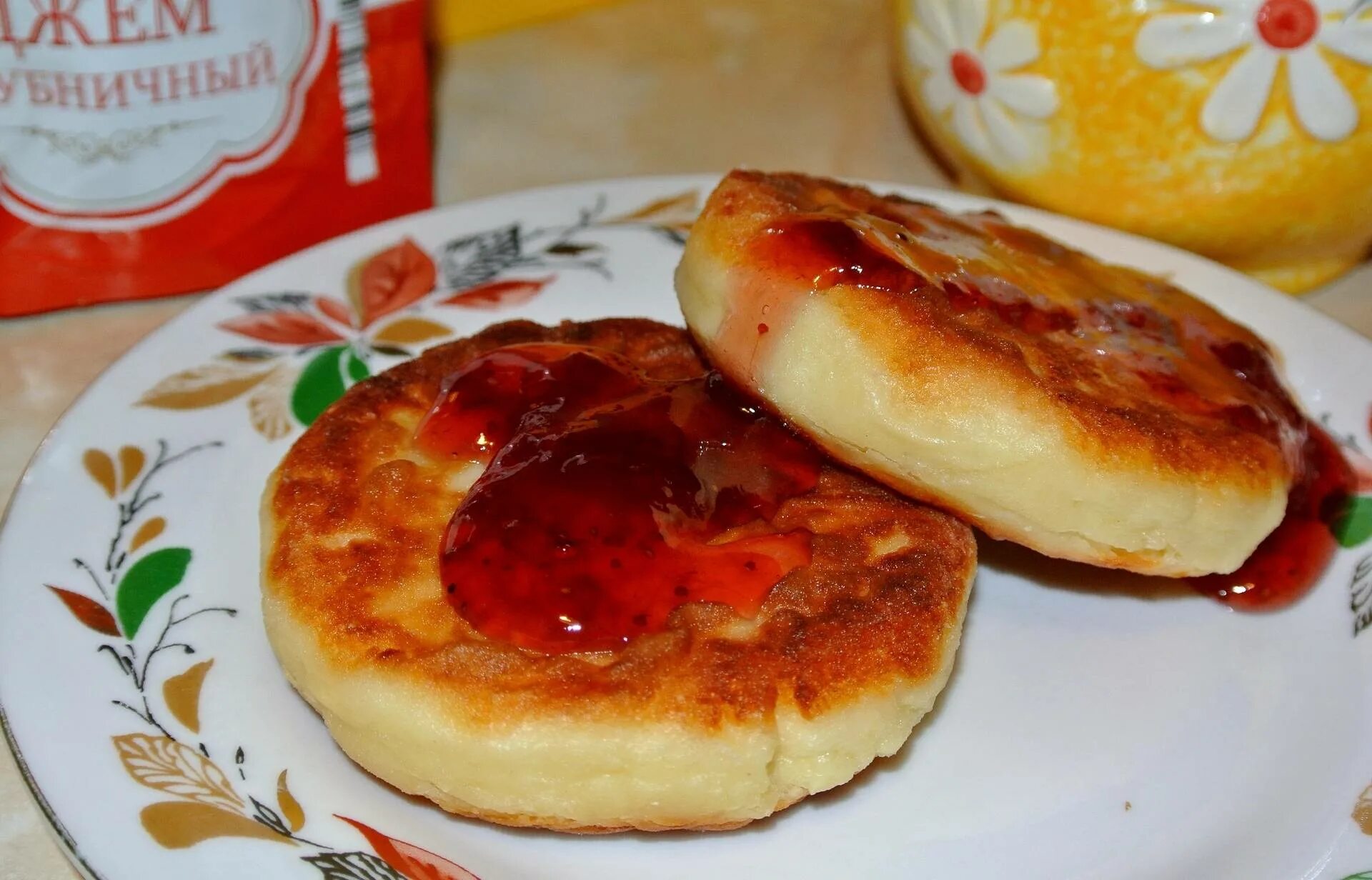 Сырники с яблоком и творогом на сковороде. Сырники с манкой. сырники на сковороде. творог для сырников. сырники из творога и манки.
