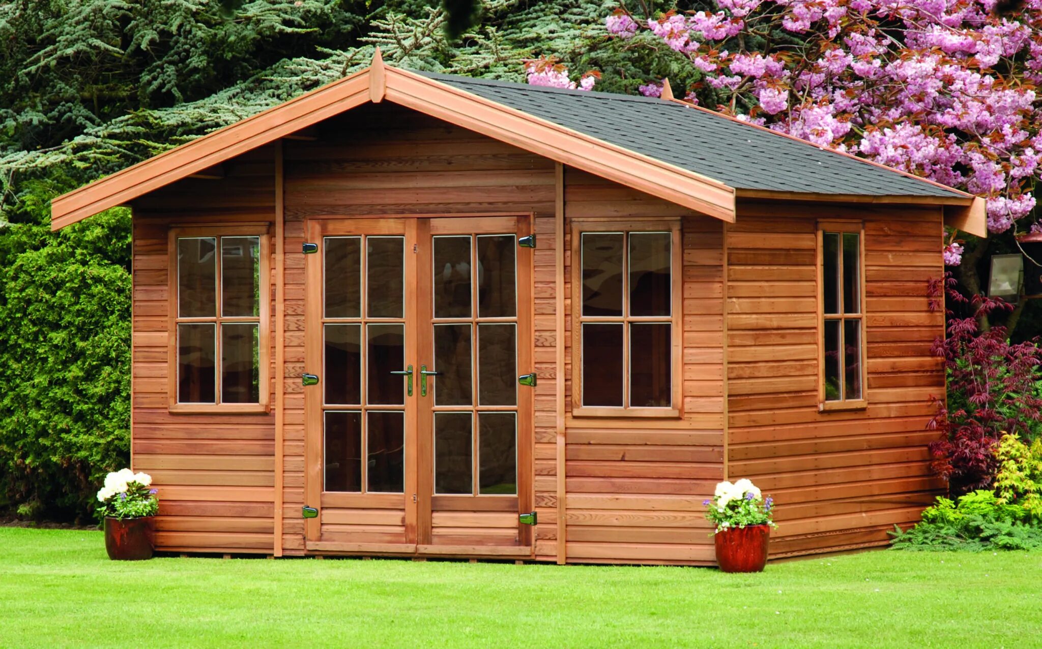 Тини хаус с верандой. Садовый дом это. Баня 6х6 из минибруса. Небольшие садовые домики с верандой. Темные деревянные садовые домики.