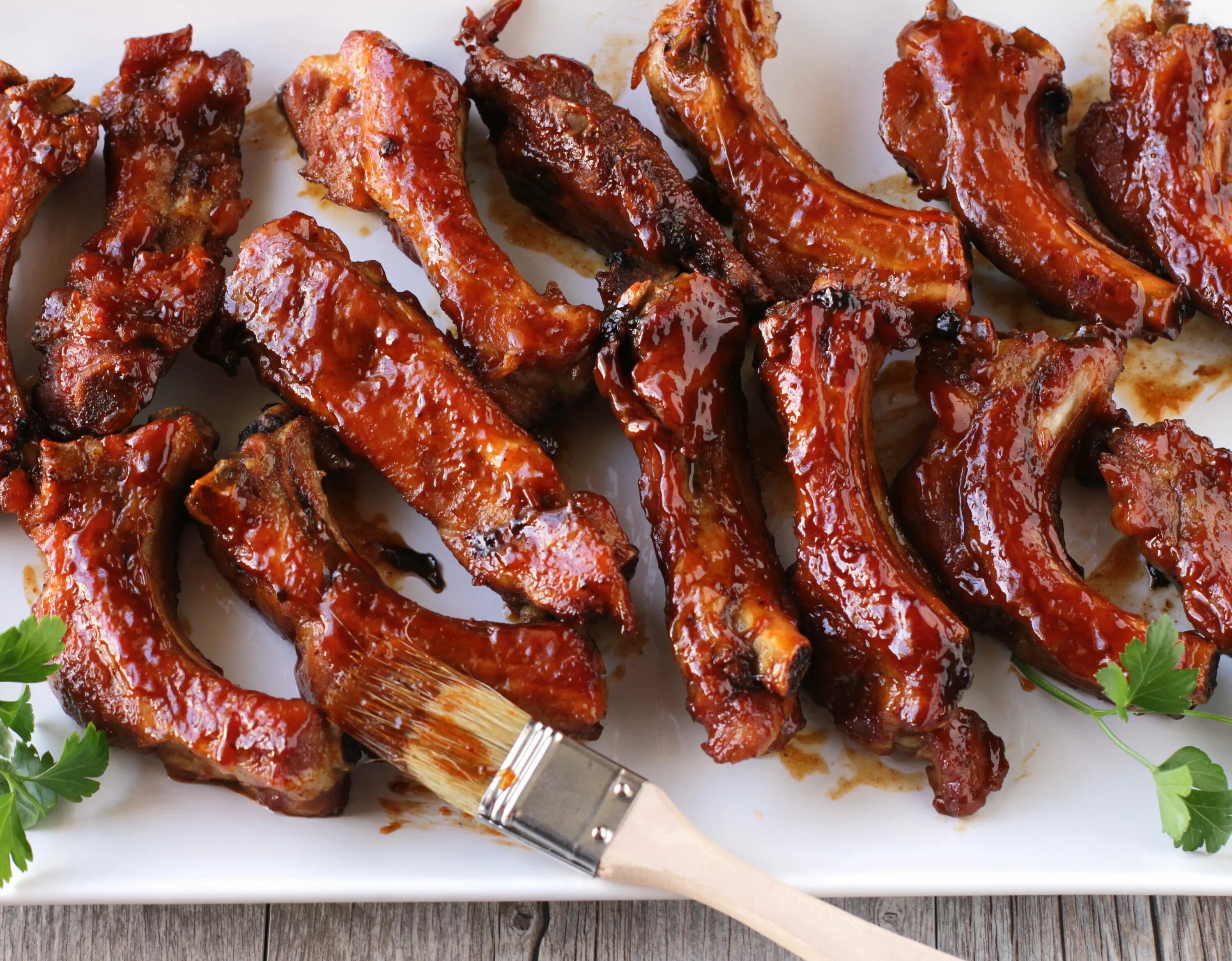 Сколько жарить свиные ребрышки. Ребра свиные сверху. бараньи ребра bbq. свиные ребрышки в красном вине на мангале. жареные свиные ребра сверху.