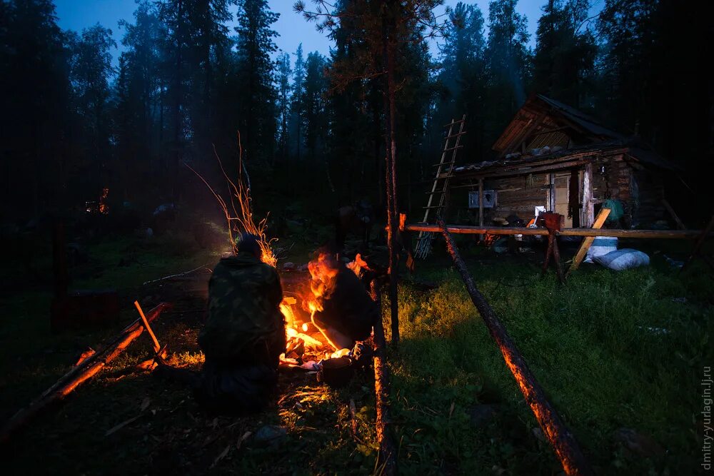 Охотничьи зимовья и избушки в тайге. Костер в тайге. Изба в лесу. Костер домиком.