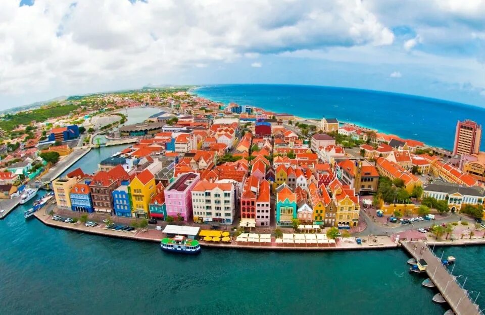 Виллемстад антильские острова. Кюрасао столица виллемстад. Caribbean city. Кюрасао нидерланды пляж. Caribbean city.
