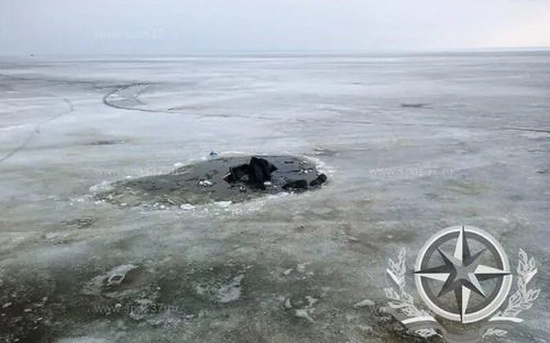 Лед на реке. Рыбак провалился под лед. Промоина во льду. Мужчина провалился под лед. Новые утонувшие