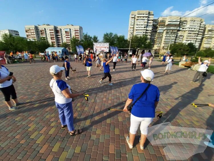 Сцена фото. День города в волжском 2004 года. День города волжский 2024 когда кто приедет. День города волжский. Фото со дня города волжского.