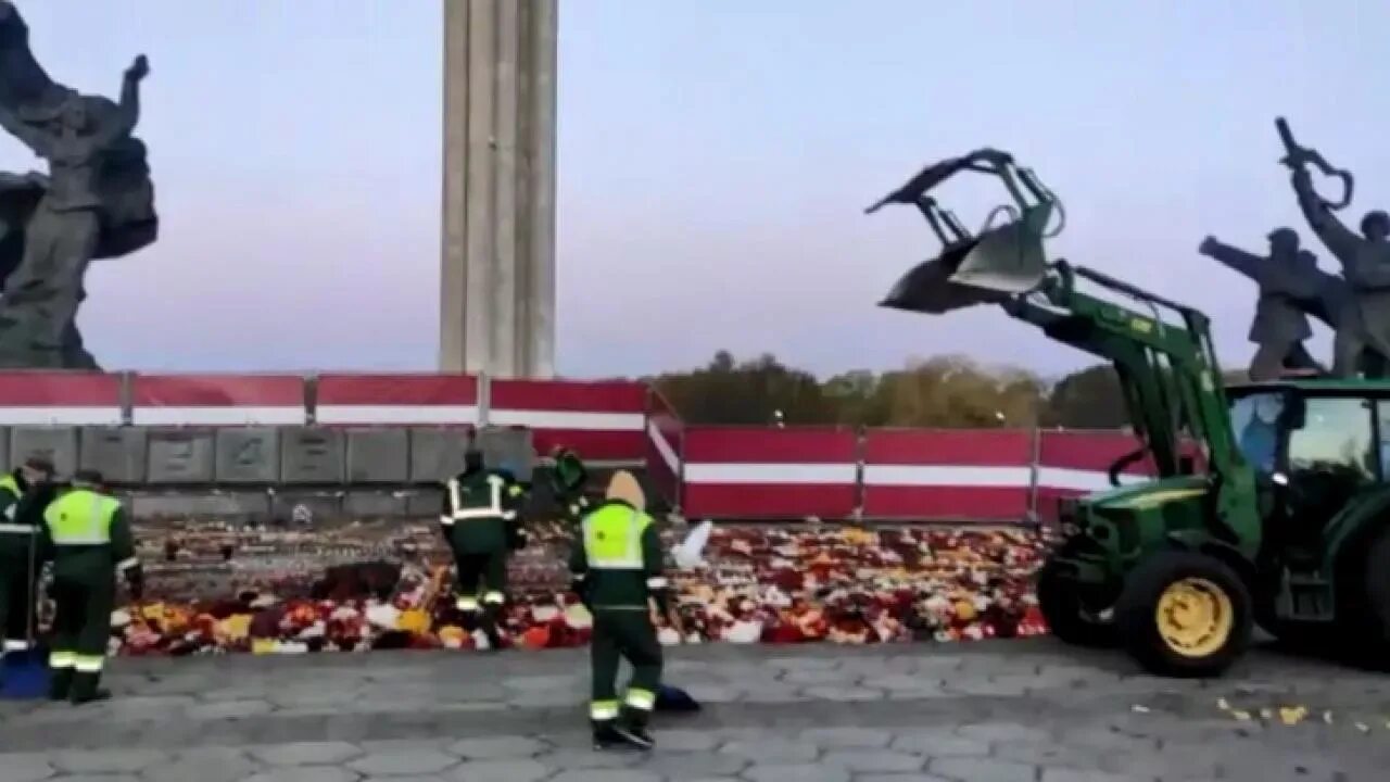 Латвия сносит памятники советским воинам. Снос памятника в Риге. В Риге снесли памятник освободителям. Латвия снесла памятник освободителям Риги. В риге запретили нести цветы