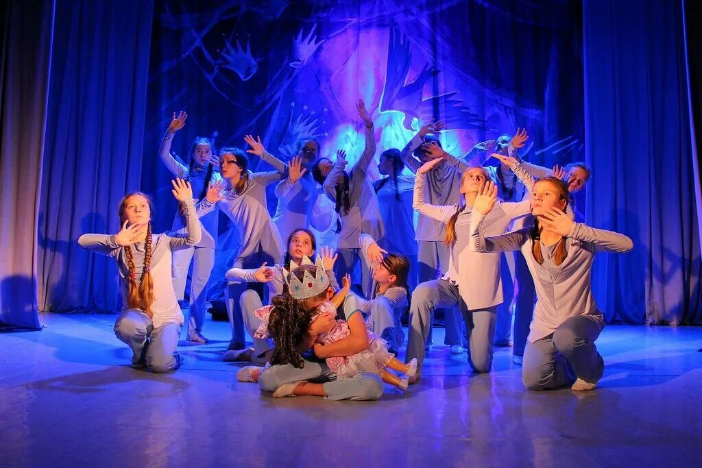 Дети на сцене театра. Музыкальный театр браво королев. Казарновский класс центр. Шилкина арина дмш шаляпина. Музыкально театральная школа.