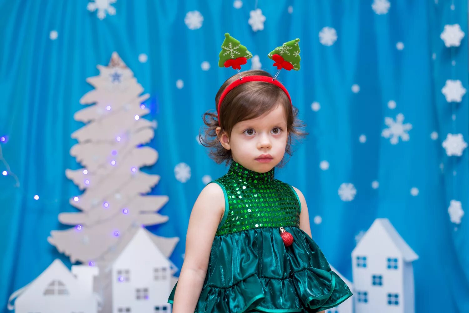 Платье для девочки на новогодний утренник. Девочки в саду на новый год. Платье с мишурой детское. Новогодний костюм снежинки. Девочки в саду на новый год.