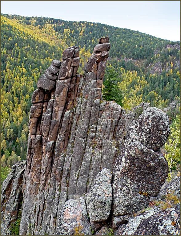 Заповедник столбы Красноярск. Скала колокольня Красноярские столбы. Красноярск скалы заповедник столбы. Скала Ковриги Красноярские столбы.