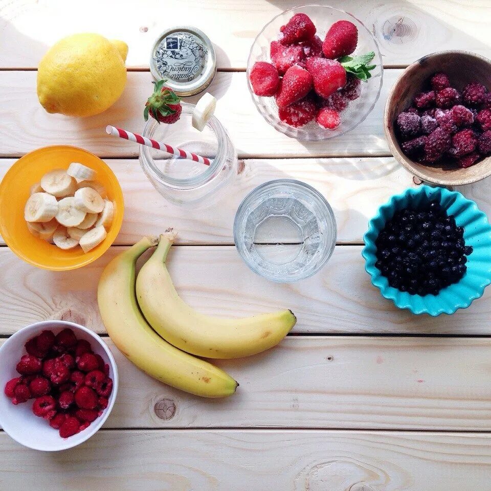 ананас манго сок. банан и апельсин. с чем лучше сочетается банан. фрукты бананы ананасы. с чем сочетается банан.